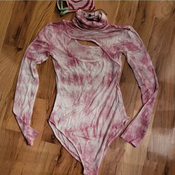 NWT KENDALL + KYLIE Women Turtleneck Bodysuit With Cut-out Shibori Pink Dye - Picture 6 of 6